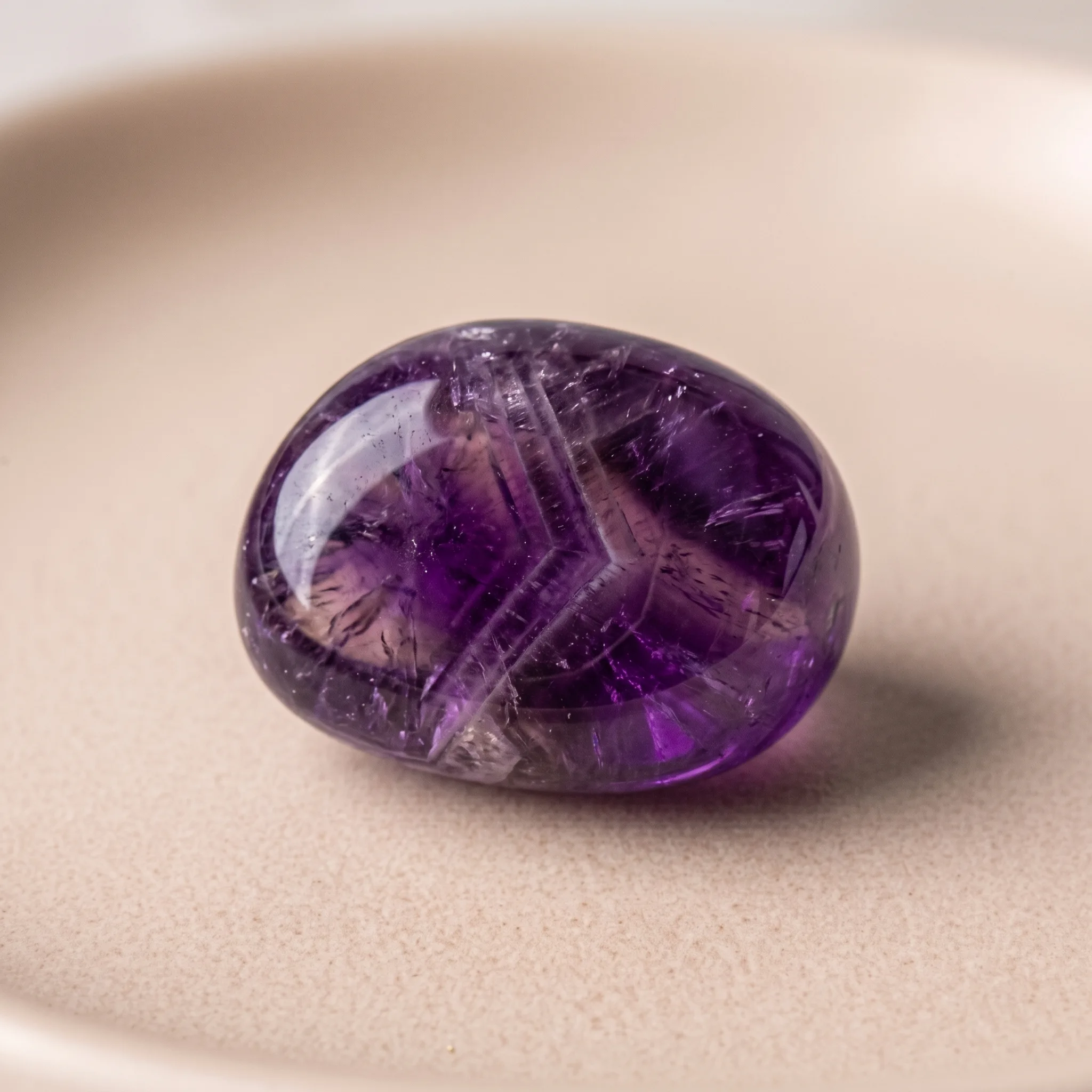 Cristal d'améthyste brut aux teintes violettes profondes