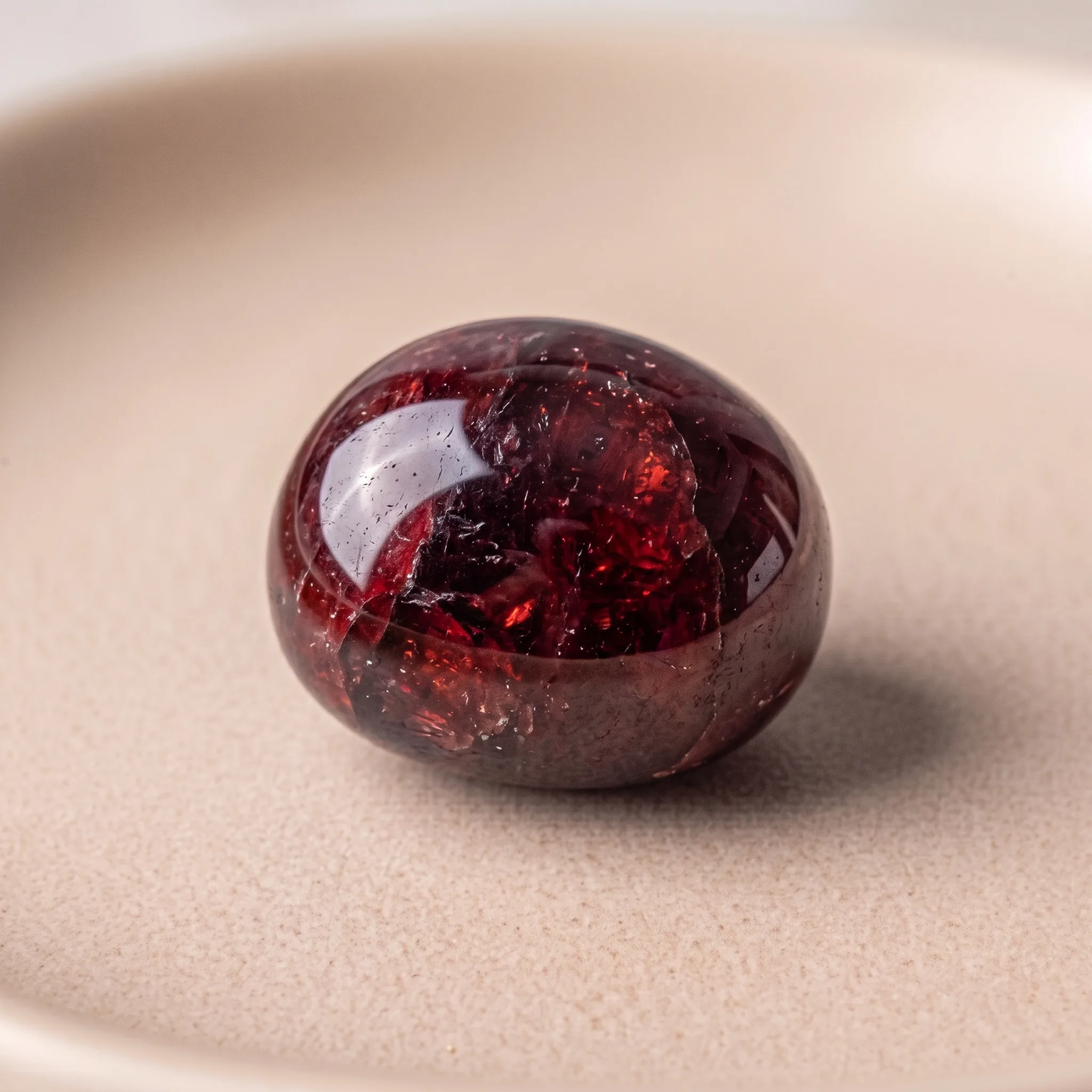 Grenat rouge profond aux reflets bordeaux
