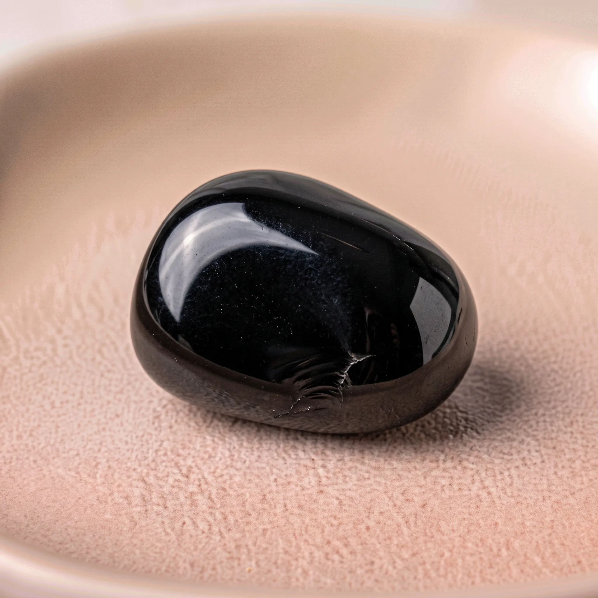 Obsidienne polie à la surface miroir