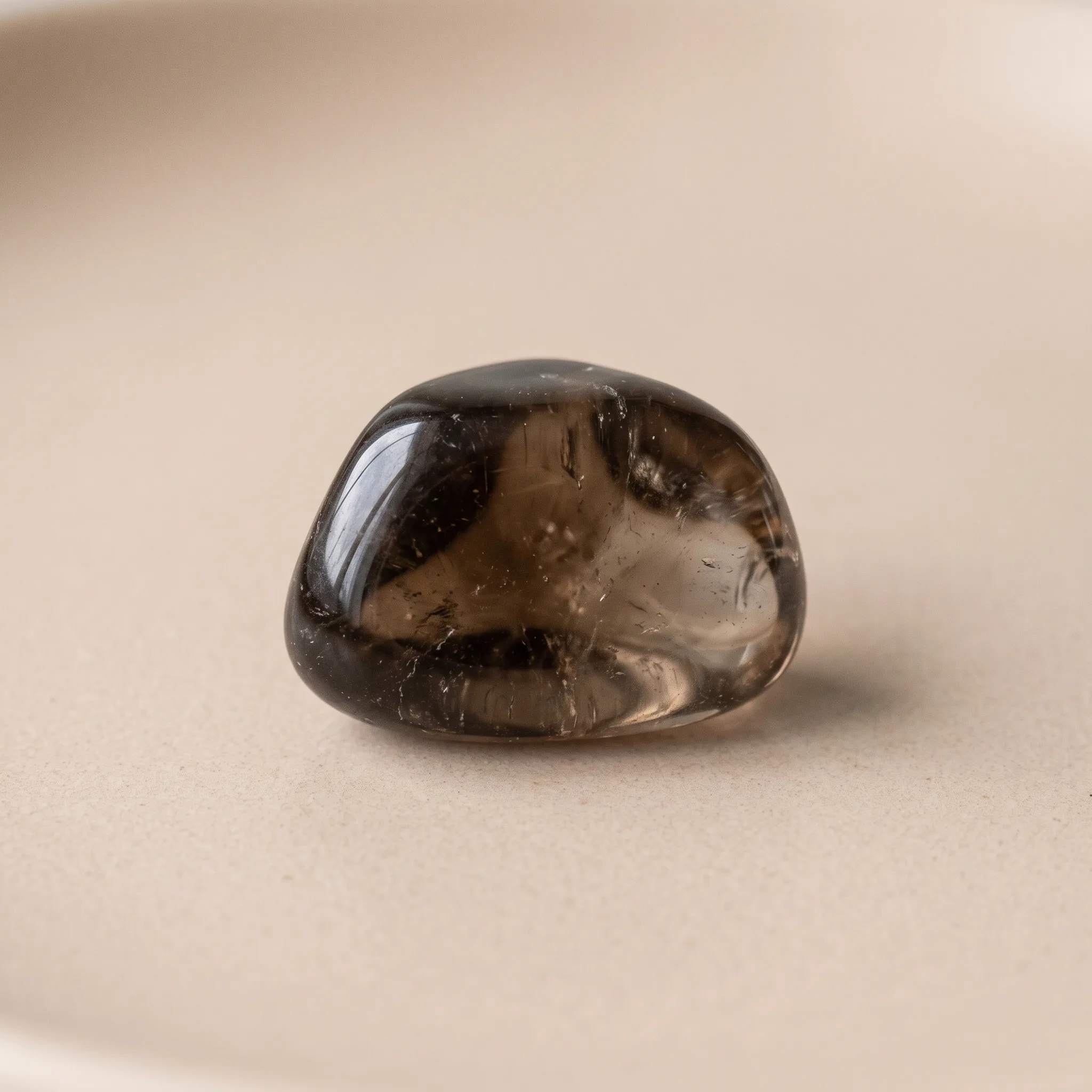 Quartz fumé brut aux teintes brunes profondes